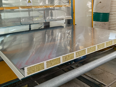 巖棉夾芯板在廠房建設(shè)中如何提升隔熱性能？